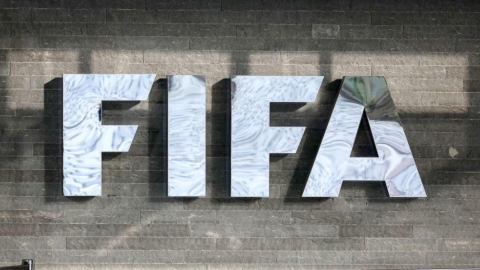 Beim Fußball-Weltverband FIFA gingen bereits über 1,5 Millionen Anträge für die Ticketverlosung ein - in 24 Stunden. (Archivbild) Foto: Christian Charisius