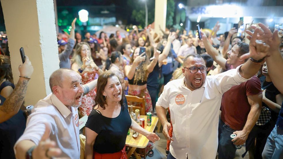 Gegner Bolsonaros feiern das Urteil. Foto: Luis Nova/AP/dpa