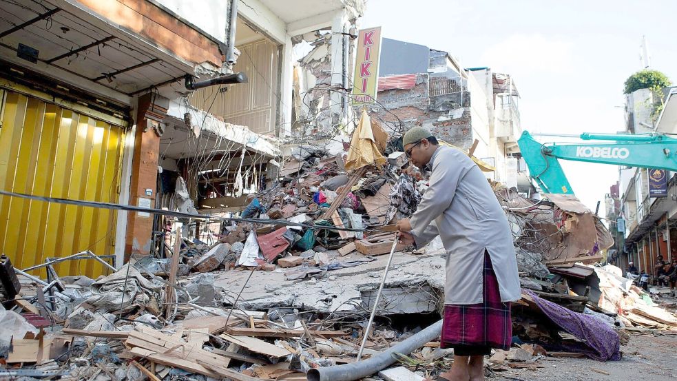 Auf Bali haben die Aufräumarbeiten begonnen. Foto: Firdia Lisnawati/AP/dpa