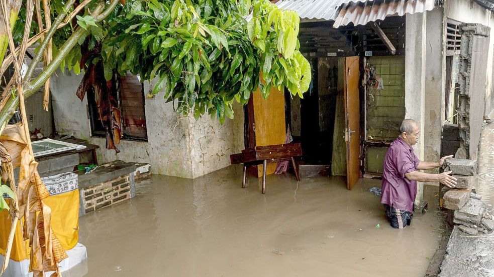 Viele Häuser standen nach tagelangen Regenfällen unter Wasser. Foto: Dicky Bisinglasi/XinHua/dpa