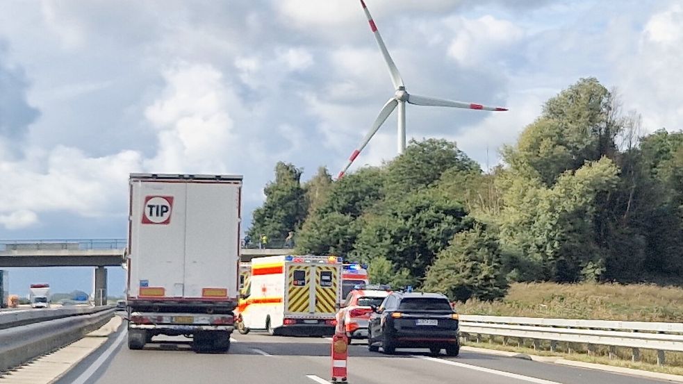 Der Hauptfahrstreifen war während der Unfallaufnahme gesperrt. Auf dem Überholstreifen konnte der Verkehr passieren. Foto: Tatjana Gettkowski