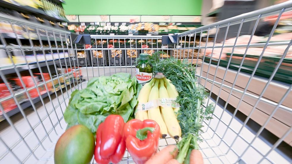 Obst teurer - Gemüse günstiger: Für Nahrungsmittel mussten die Menschen hierzulande nach Berechnungen des Statistischen Bundesamtes im August 2,5 Prozent mehr zahlen als ein Jahr zuvor. (Archivbild) Foto: Bernd Weißbrod