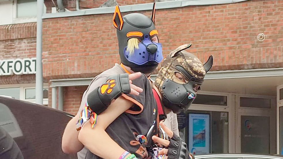„Alptraum-Panda“ und sein Verlobter aus Hamburg, hier beim CSD in Leer, wollen auch bei der Herbst-Pride in Norden dabei sein. Foto: privat