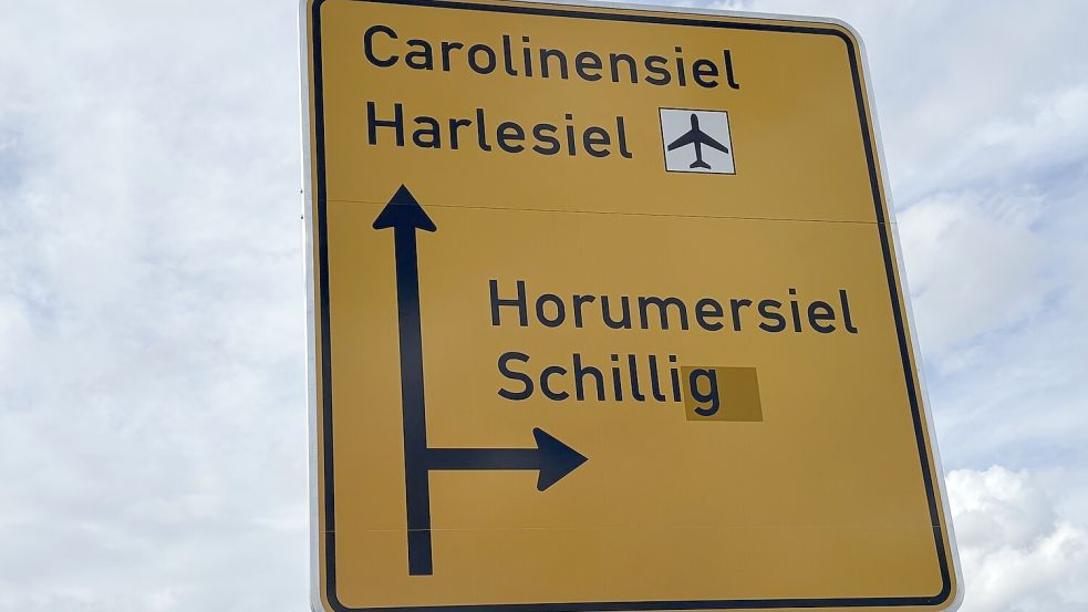 Die neuen Hinweisschilder wurden bereits korrigiert. Die unterschiedliche Farbgebung zeigt jedoch deutlich, dass hier nachgebessert worden ist. Foto: Susanne Ullrich