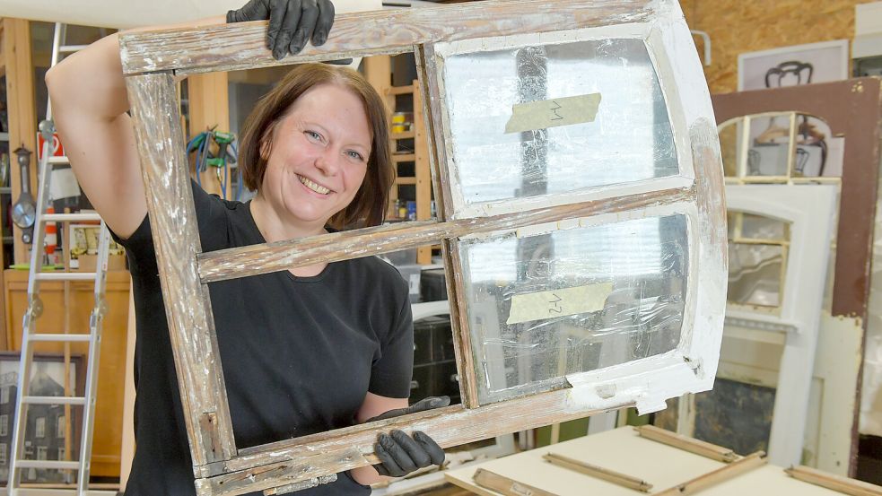 Möbelrestauratorin Mirja Harms steht derzeit vor einem Haufen Arbeit: Das gesamte Inventar von Poppingas Alter Bäckerei in Greetsiel soll in ihrer Werkstatt in Leer bearbeitet werden. Foto: Klaus Ortgies