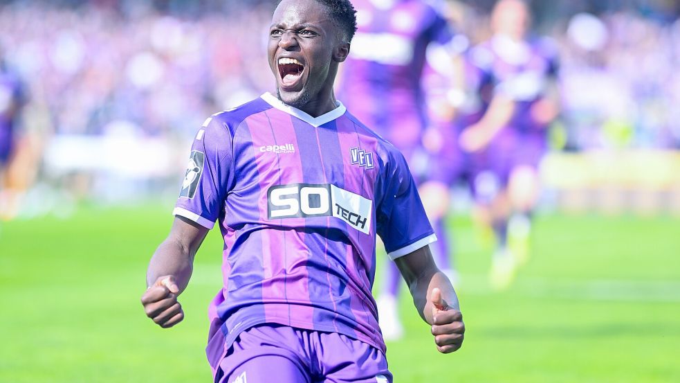Soll noch oft im VfL-Trikot jubeln: Ismail Badjie - hier nach seinem ersten Drittligator gegen Ingolstadt im Frühjahr - verlängerte seinen Vertrag. Foto: Michael Titgemeyer