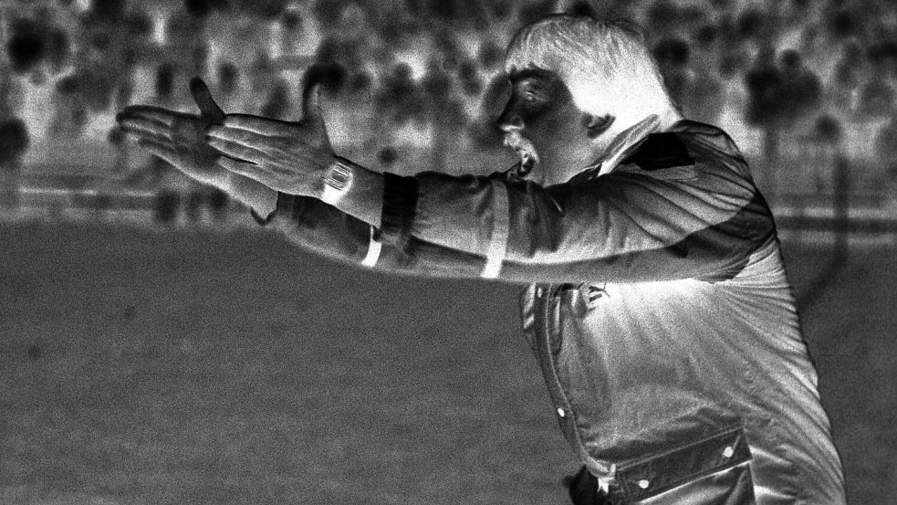 Immer mit Emotionen dabei: Rolf Grünther als Trainer des VfL Osnabrück. Foto: imago/pmk