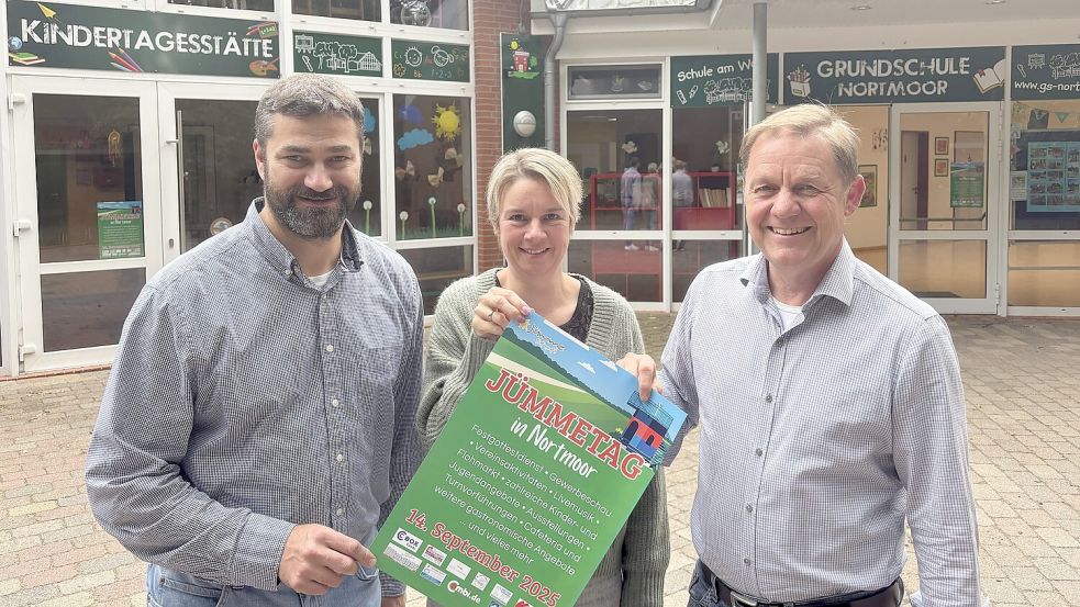 Christoph Busboom (von links), Astrid Collmann und Ralf Möhlmann freuen sich auf viele Besucher beim Jümmetag in Nortmoor. Foto: Lars Löschen
