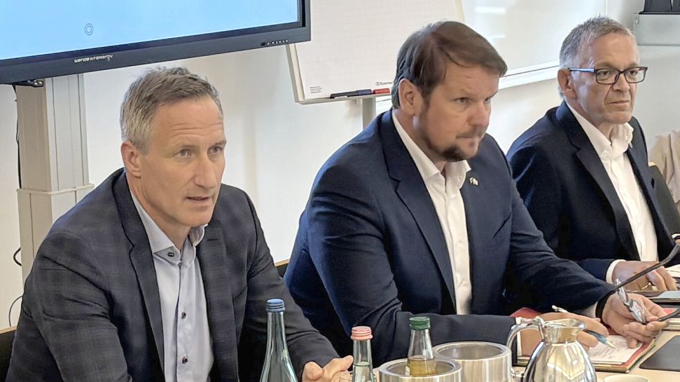 Vor der Gremiensitzung: Klinikchef Dirk Balster (von links) mit dem Aufsichtsratsvorsitzenden und Emder Oberbürgermeister Tim Kruithoff sowie dem Auricher Landrat Olaf Meinen. Foto: Aiko Recke