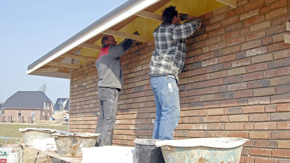 Viele Boomer nahmen den Bau des Eigenheims in die eigene Hand – nach Feierabend und mithilfe von Freunden. Viele Dinge waren früher nicht leichter. Foto: DPA/Jens Schierenbeck