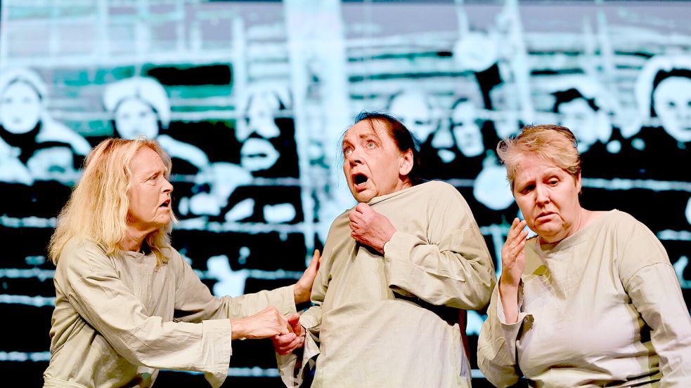 Schreckliche Szenen im Konzentrationslager Ravensbrück: Aaltje Staub (Astrid Junkhoff) wird mit Peitschenhieben misshandelt, ihre Mitgefangenen (Petra Frerichs und Sylvia Meyer) versuchen, sie zu trösten. Foto: Klaus Ortgies
