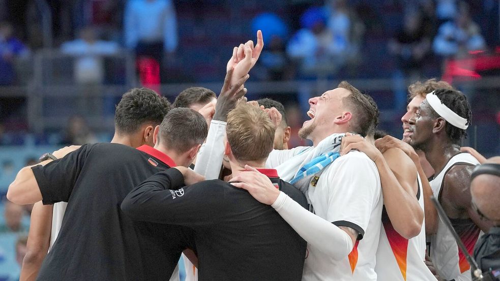 Gemeinsamer Jubel der Basketballer nach dem Finaleinzug. Foto: Sergei Grits/AP/dpa