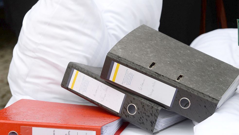 Die Übernachtungssteuer bedeutet auch Papierkram, wie bei dieser Protestinstallation in Potsdam geklagt wurde. Foto: Ralf Hirschberger/DPA