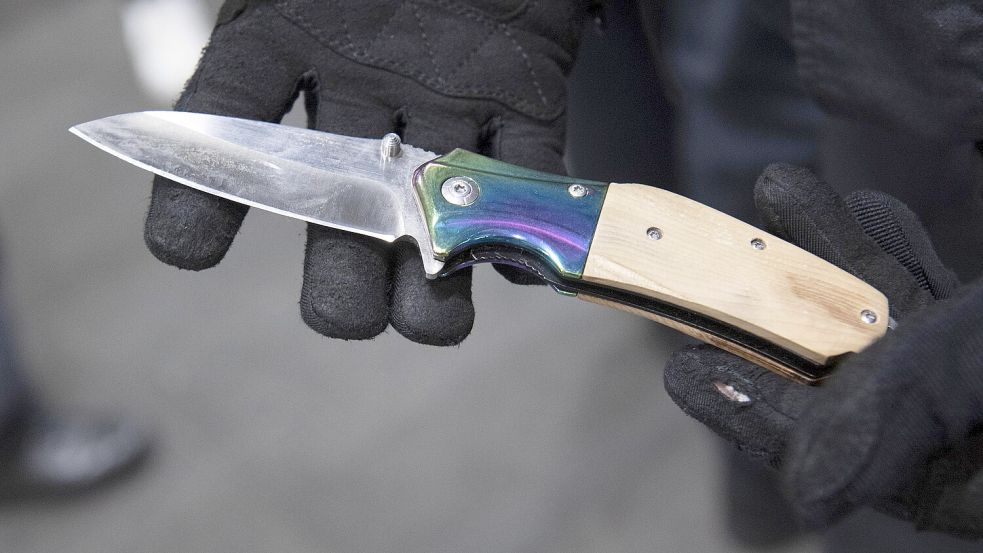 Allein sechs Messer sind bei den umfangreichen Kontrollen sichergestellt worden. Foto: Paul Zinken / dpa
