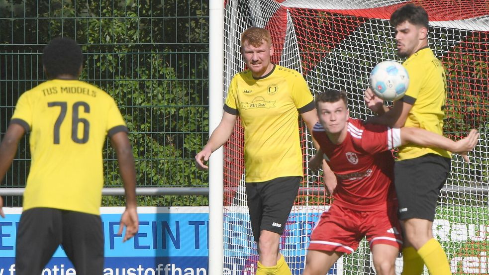Der Middelser Jan Lakeberg (Mitte) stand in der Vorwoche gegen Westhrauderfehn erstmals in der Startelf in dieser Bezirksliga-Saison. Jetzt gegen Wiesmoor traf der Defensivmann gleich zweimal. Foto: Hans Damm
