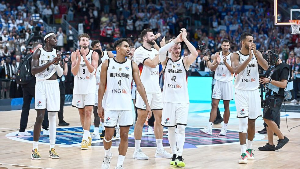 Deutschlands Basketballer feiern den Finaleinzug bei der EM. Foto: Stefanos Kyriazis