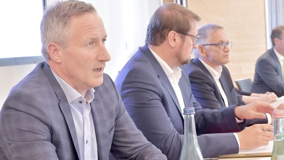 Klinikchef Dirk Balster (links) musste sich in der Sitzung des Aufsichtsrats Kritik gefallen lassen. Foto: Klaus Ortgies