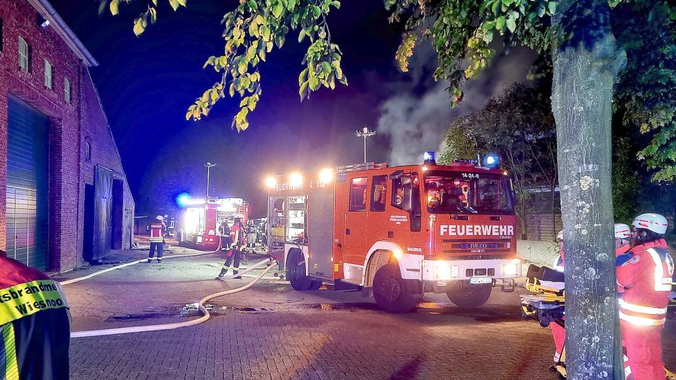 Die Feuerwehren aus Großefehn, Landkreis Leer, Wiesmoor und Aurich waren in Bagband im Einsatz. Fotos: Feuerwehr /Lukas Crysandt/Timo de Vries
