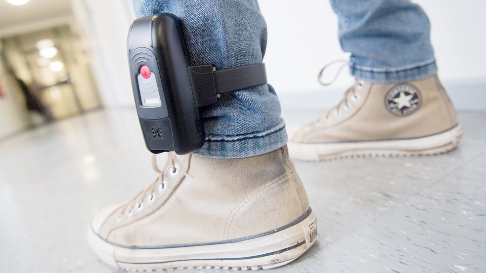 In Zukunft sollen Fußfesseln Opfer von häuslicher Gewalt besser schützen. Foto: Julian Stratenschulte/dpa