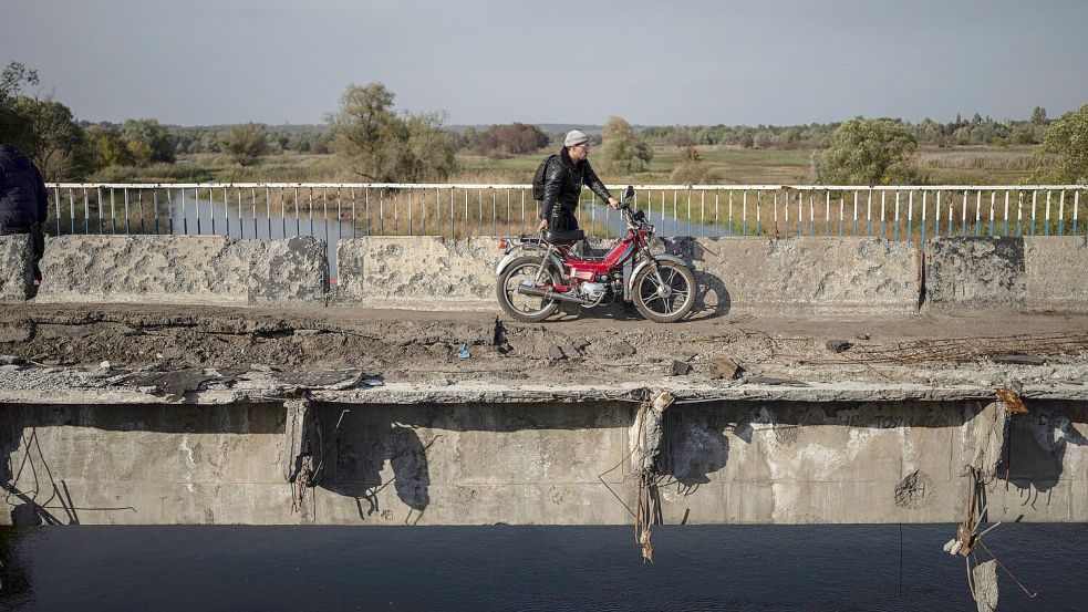 Die Brücken über den Fluss Oskil bei Kupjansk sind nach dreieinhalb Jahren Krieg weitgehend zerstört. (Archivbild) Foto: Evgeniy Maloletka/AP/dpa