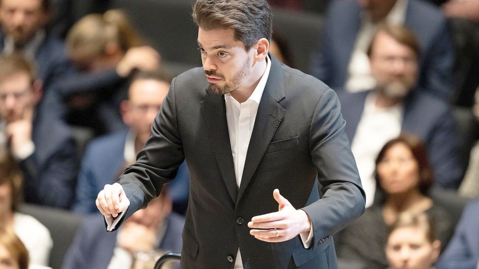 Er hätte gerne auch in Gent dirigiert, doch weil er auch in Israel tätig ist, wurde Lahav Shani ausgeladen. Foto: dpa/Sven Hoppe
