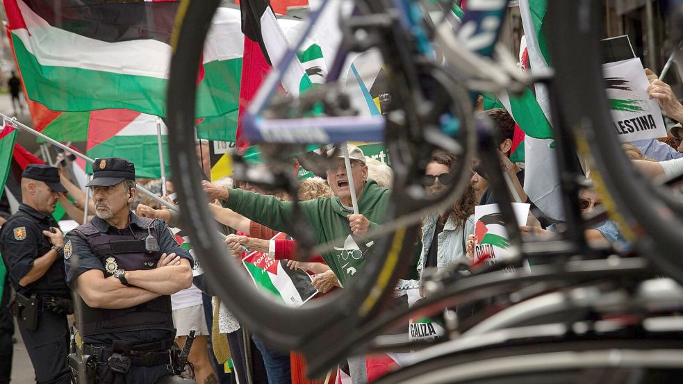 Während der Rundfahrt gab es immer wieder große Proteste. (Archivbild) Foto: Adrián Irago/EUROPA PRESS/dpa