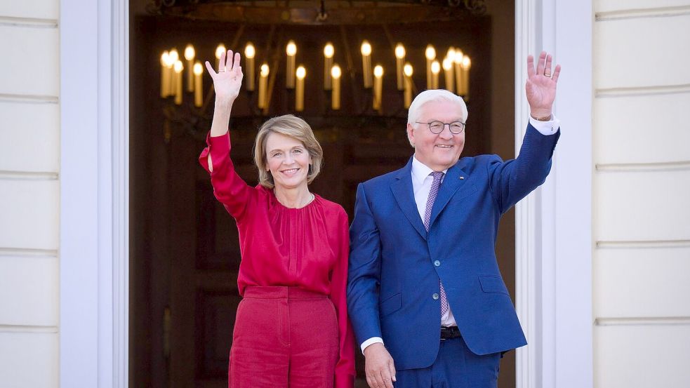 Am Samstag hat Bundespräsident Frank-Walter Steinmeier mit seiner Frau, Elke Büdenbender, viele Gäste beim Bürgerfest im Park von Schloss Bellevue empfangen. Am Sonntag ist Steinmeier beim Finale der Basketball-EM in Riga dabei. Foto: Bernd von Jutrczenka/dpa