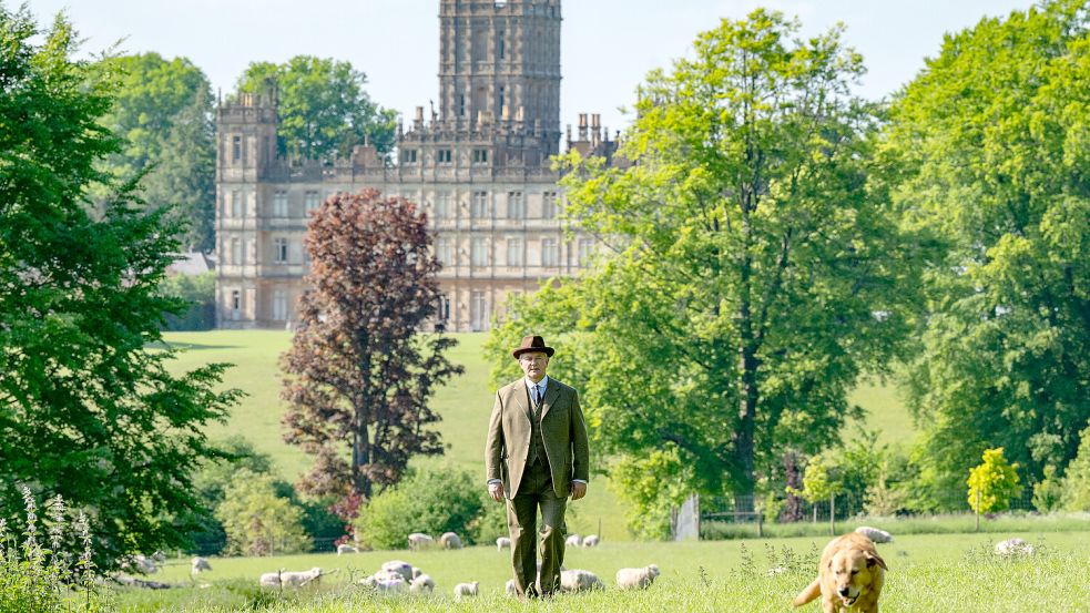 Robert Crawley (Hugh Bonneville), der Earl of Grantham, verlässt Downton Abbey und übergibt die Position des Familienoberhaupts an seine Tochter Mary. Foto: UPI Media