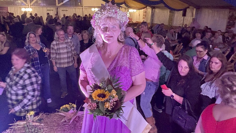 Doris Niemeyer (58) wurde am späten Freitagabend zur Erntekönigin von Klostermoor gewählt. Foto: Henrik Zein