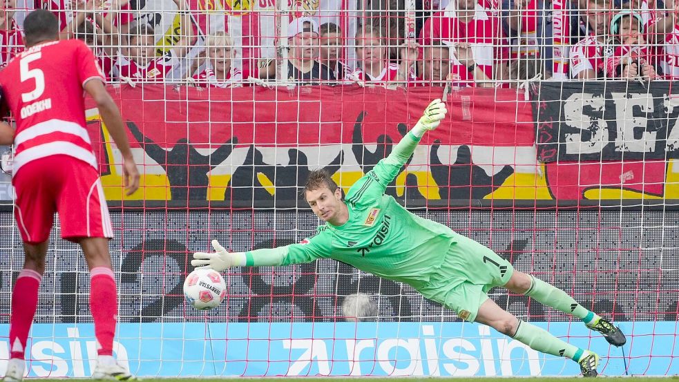 Union-Keeper Rönnow ahnt beim Elfmeter die richtige Ecke. Foto: Soeren Stache