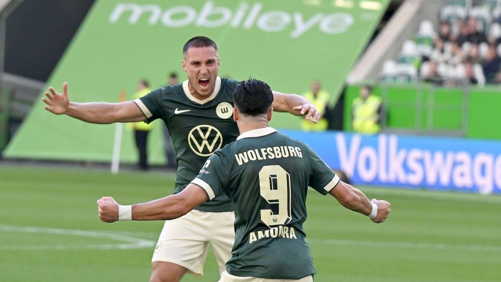 Wolfsburger Jubel: Mohamed Amoura (vorn) und Kilian Fischer nach dem Tor zum 1:1. Foto: dpa