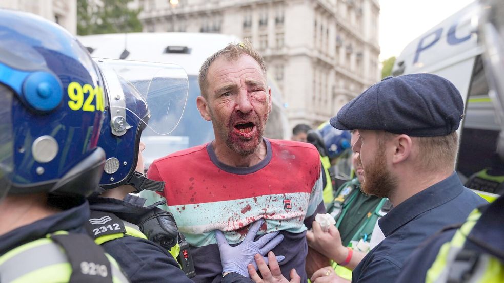 An mehreren Stellen kam es zu Zusammenstößen mit der Polizei. Foto: Lucy North/PA Wire/dpa