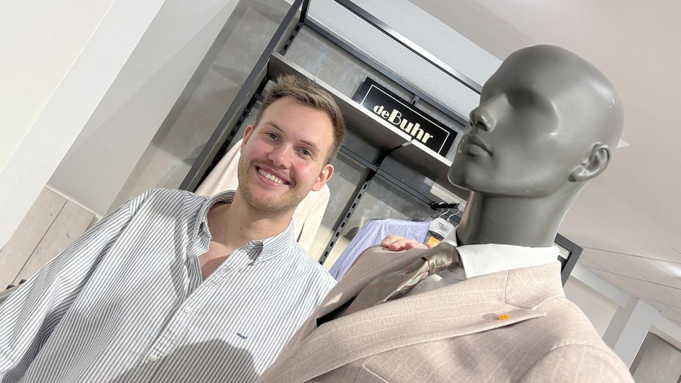 Renke de Buhr ist seit Kurzem Teil der Leitung vom Modehaus de Buhr in Remels. Foto: Lars Löschen