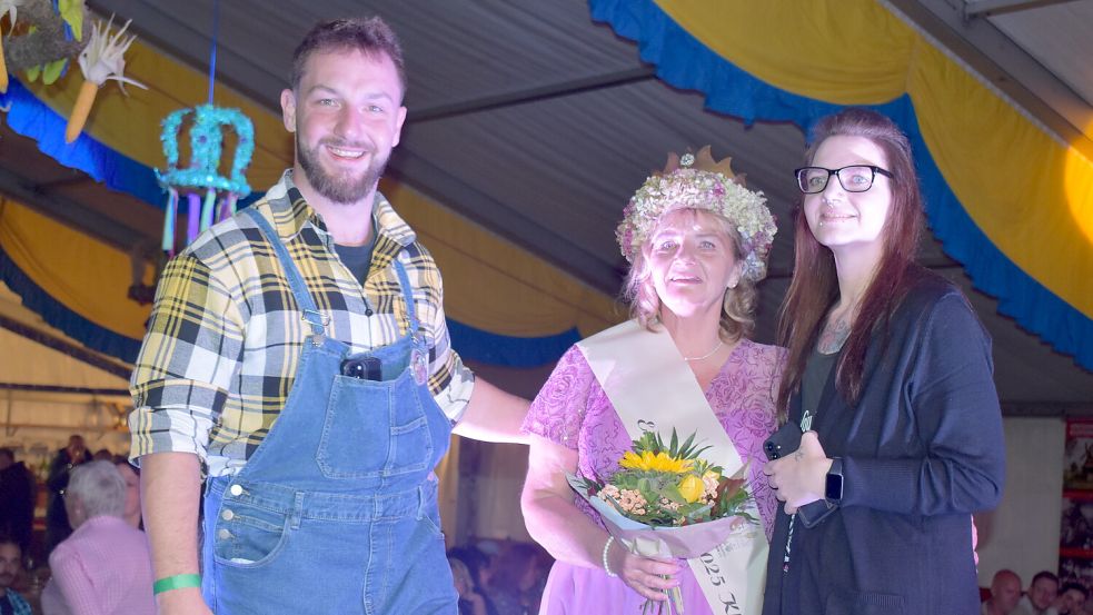 Erntekönigin Doris Niemeyer nach ihrem Erfolg mit ihren beiden Kindern Heiko und Elke. Ihr ältester Sohn Sven wollte eigentlich auch kommen, schaffte es aber zeitlich nicht mehr. Er wohnt in Stendal. Foto: Henrik Zein