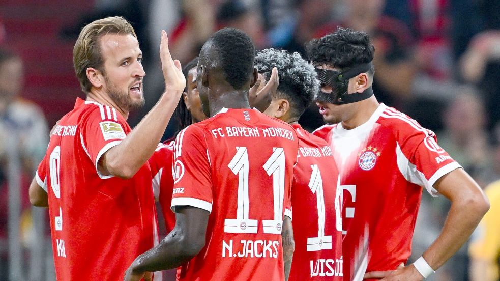 Bayern-Torjubel mit Doppelpacker Harry Kane (l) und Neuzugang Nicolas Jackson (Nr. 11). Foto: Sven Hoppe