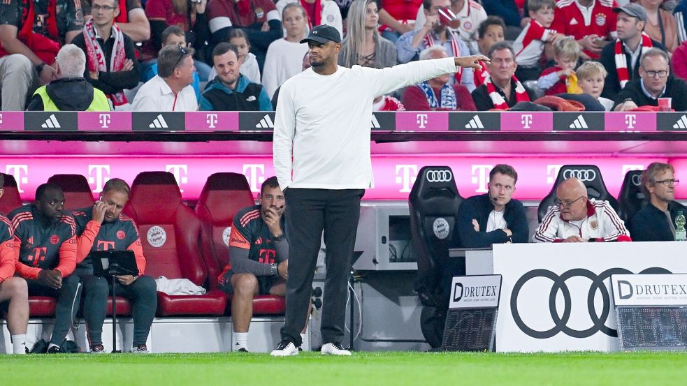 Bayern-Trainer Vincent Kompany erlebte beim Wiedersehen mit seinem Ex-Club HSV einen entspannten Abend am Spielfeldrand. Foto: Sven Hoppe