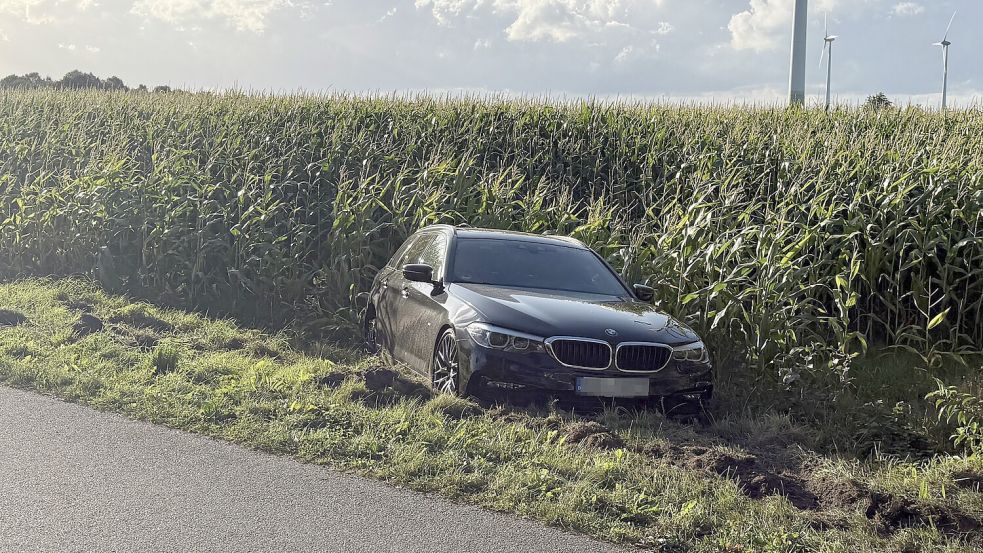 Bei dem Unfall in Aurich am Freitagabend landete ein Auto im Graben. Foto: Feuerwehr/Sönke Geiken