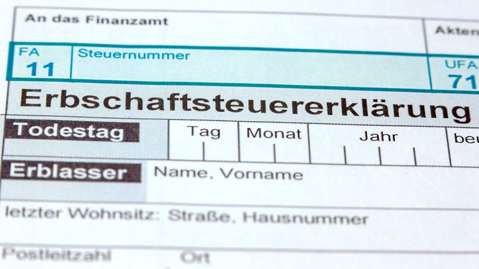 Wer erbt oder Vermögen geschenkt bekommt, muss Steuern zahlen - jedenfalls ab einer Freigrenze. (Symbolbild) Foto: Jens Büttner/dpa