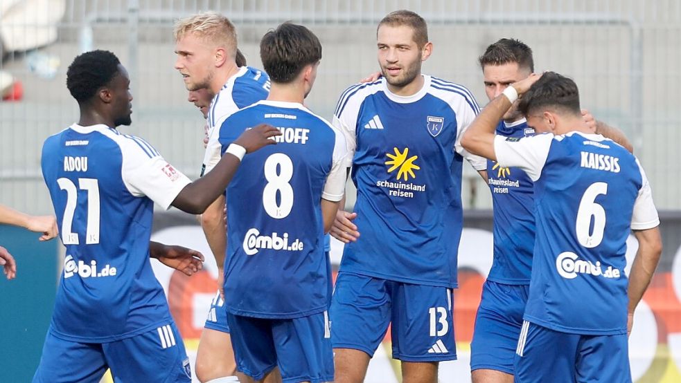 Endlich wieder Grund zum Jubeln hatte der BSV Kickers in Norderstedt. Die Tore für die Emder erzielten Marten Schmidt (Dritter von rechts) und Mika Eickhoff (links daneben). Archivfotos: Jens Doden