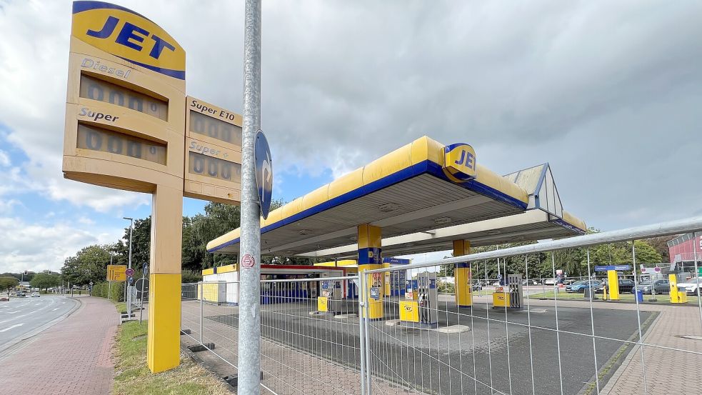 Seit Ende August ist die Jet-Tankstelle an der Auricher Sparkassen-Arena geschlossen. Foto: Volker Altrock