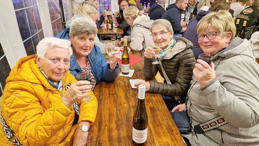 Es gibt kein schlechtes Wetter, nur falsche Kleidung: Passend angezogen, genossen diese Frauen ein Gläschen Wein. Foto: Wiebke Rose