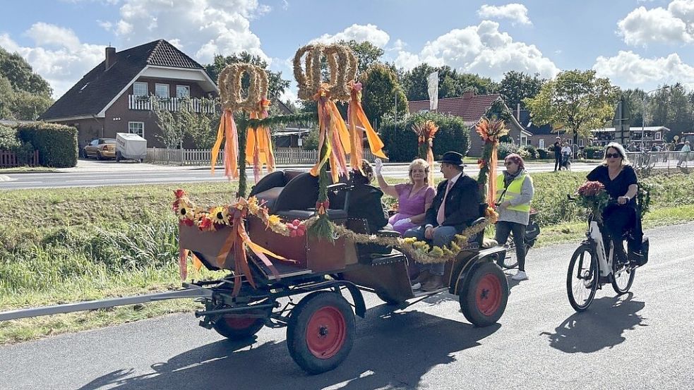 Die neue Erntekönigin Doris Niemeyer samt Begleitung fuhren vorneweg in einer Kutsche.