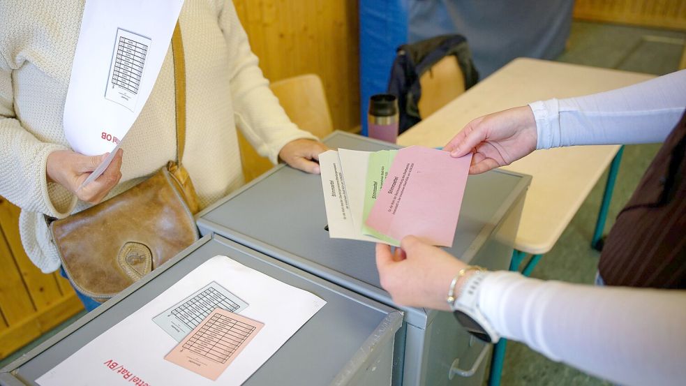 Stimmen können bis 18.00 Uhr abgegeben werden. Foto: Henning Kaiser/dpa
