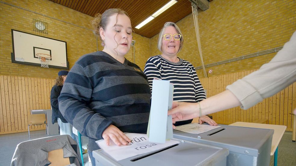 Kölns jüngste Wahlhelferin ist 16, der älteste Wahlhelfer 93 Jahre alt. Foto: Henning Kaiser