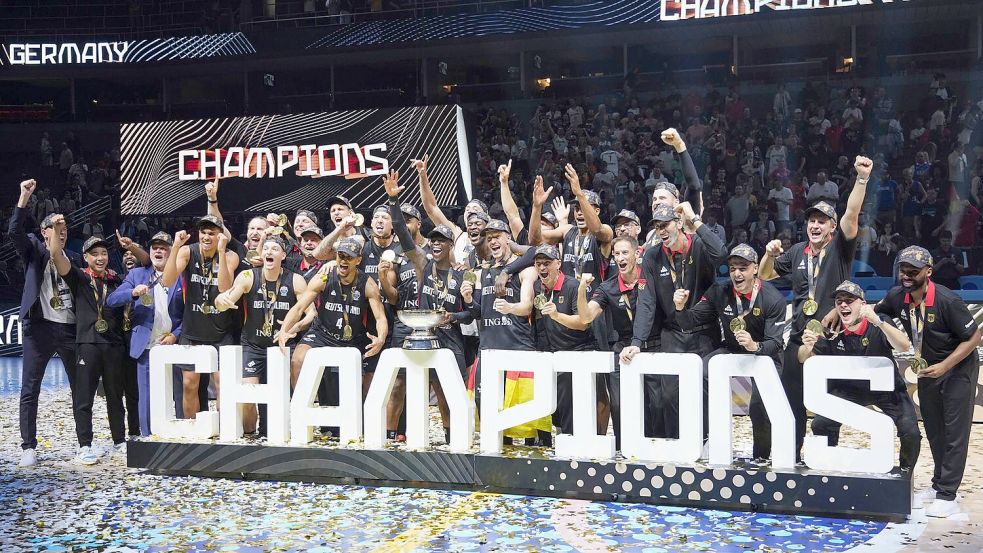 Die deutschen Basketballer feiern den EM-Titel. Foto: Sergei Grits/AP/dpa