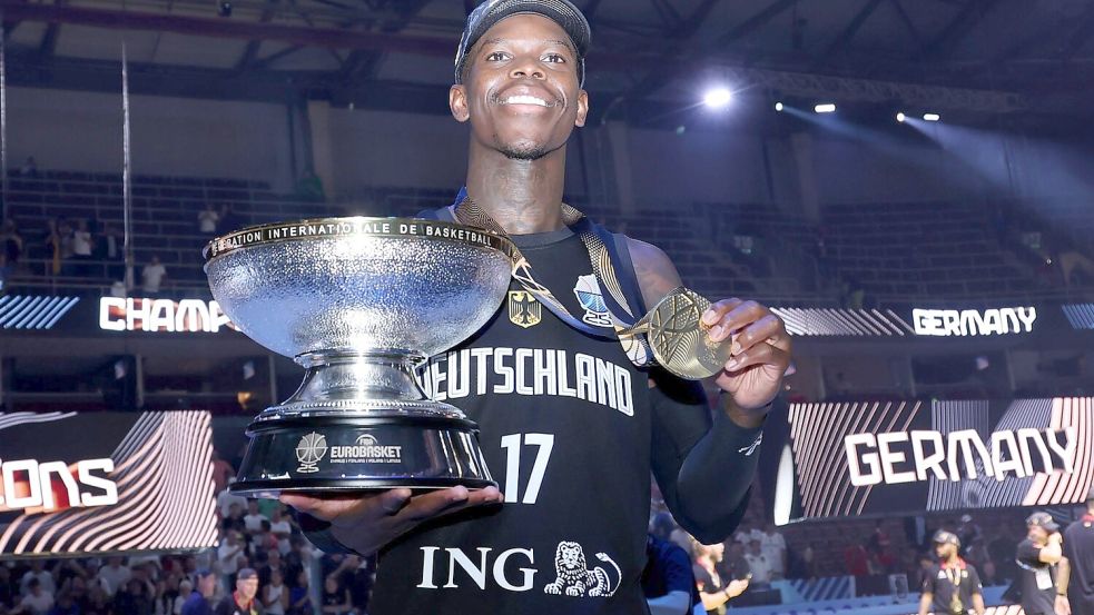 Dennis Schröder mit Pokal und Goldmedaille. Foto: Matthias Stickel