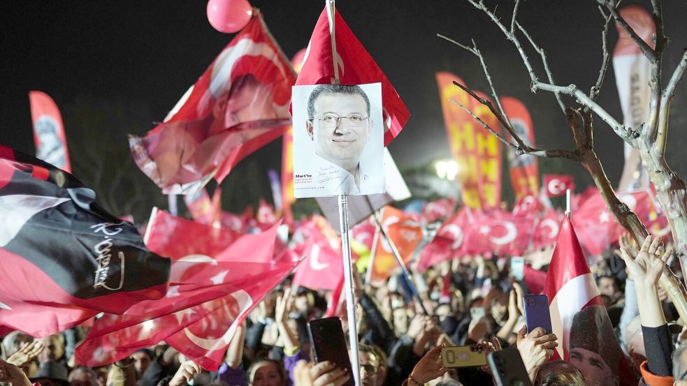 Nachdem der Istanbuler Bürgermeister Ekrem Imamoglu verhaftet und abgesetzt wurde, brach in der Türkei eine große Protestwelle aus. (Archivbild) Foto: Francisco Seco/AP/dpa