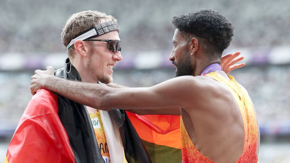 Richard Ringer (l) freute sich mit seinem Teamkollegen Amanal Petros. Foto: Oliver Weiken/dpa