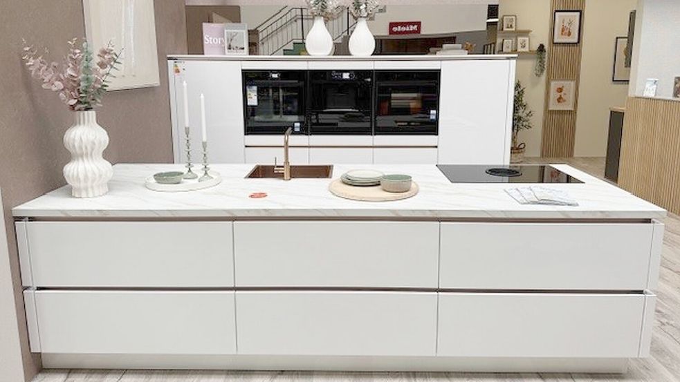 Das Küchenteam präsentiert auf der 900 Quadratmeter großen Ausstellungsfläche zahlreiche Musterküchen und Messeneuheiten. Foto: privat