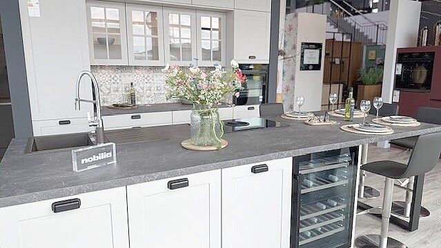 Ob Hochglanz oder matt lackiert, ob Landhaus-Stil oder modern grifflos - Kunden werden individuell beraten auf dem Weg zu ihrer Traumküche. Foto: privat